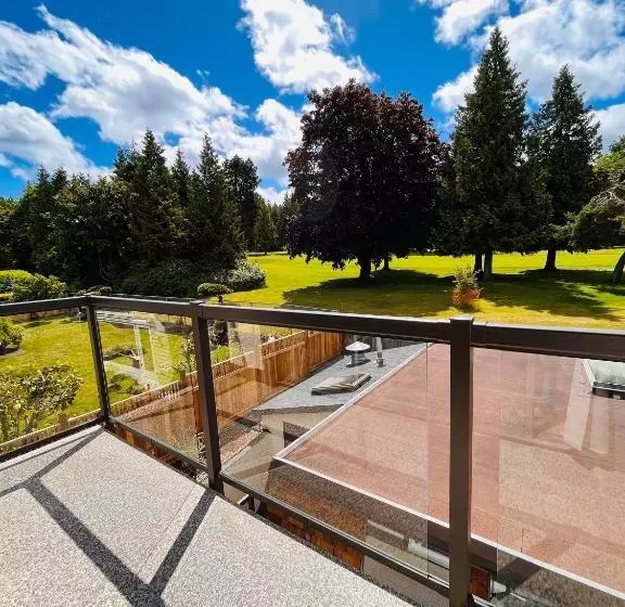 ベッドアンドブレックファースト Oceanside Manor   Fancy Room   Golf Course & Beach View