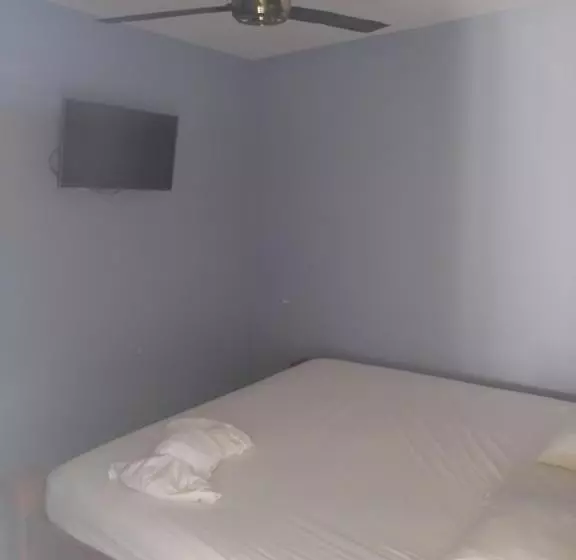 Hotelli Villa J Leticia