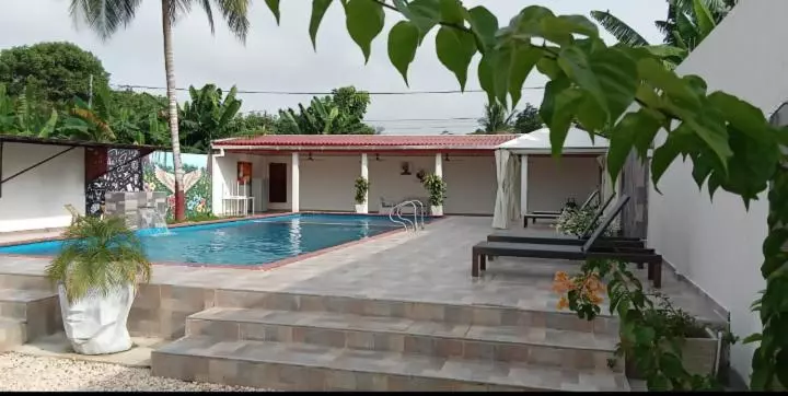 Hotelli Villa J Leticia