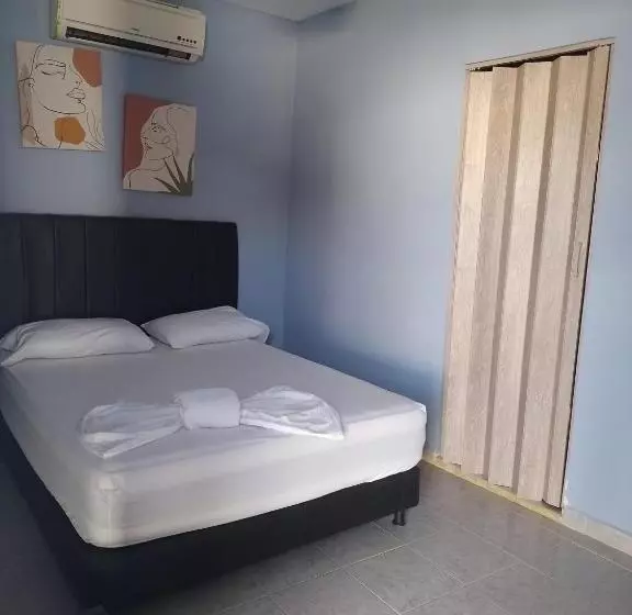 Hotelli Villa J Leticia