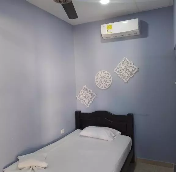 Hotelli Villa J Leticia