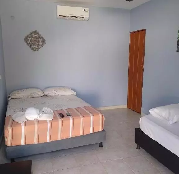 Hotelli Villa J Leticia