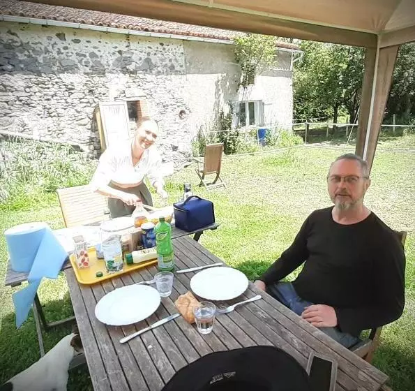 Aamiaismajoitus (B&B) La Roulotte Du Clos De L Isop