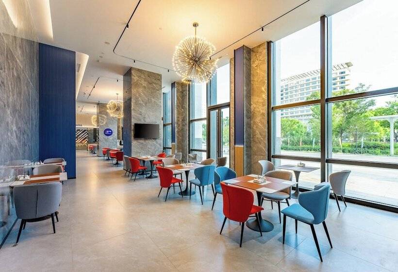 Отель Holiday Inn Express Haimen City Center, An Ihg