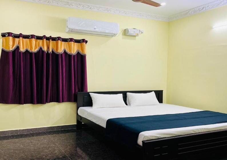 هتل Monisha Luxury Homestay