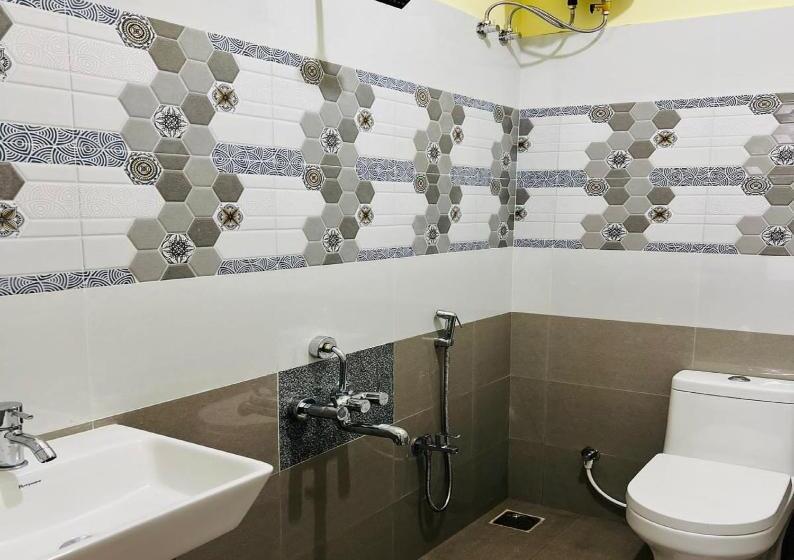 هتل Monisha Luxury Homestay