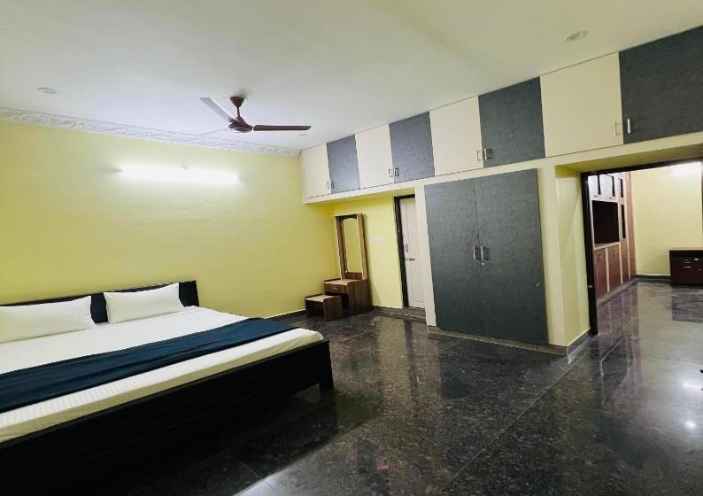 هتل Monisha Luxury Homestay