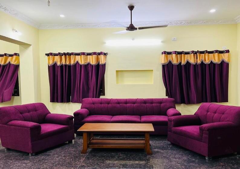 هتل Monisha Luxury Homestay