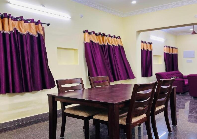 هتل Monisha Luxury Homestay