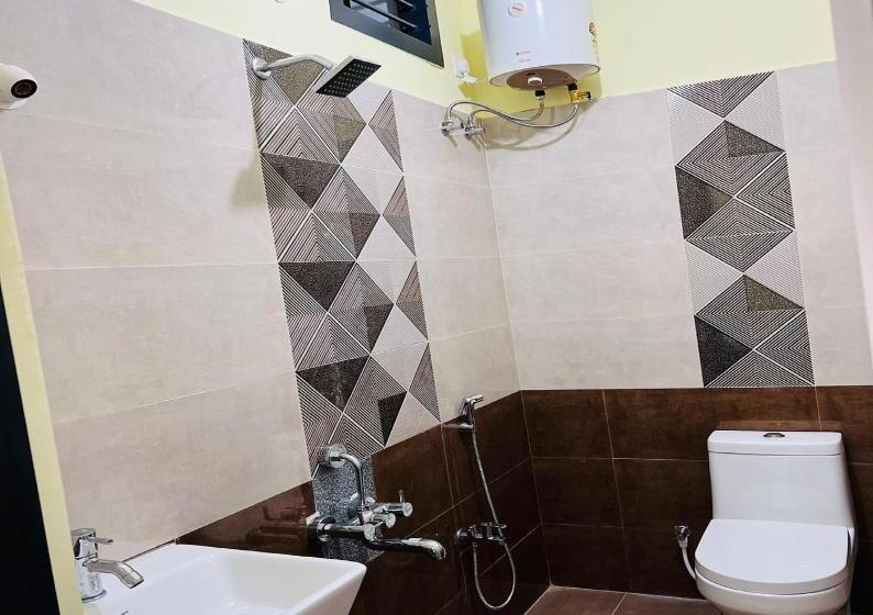 هتل Monisha Luxury Homestay