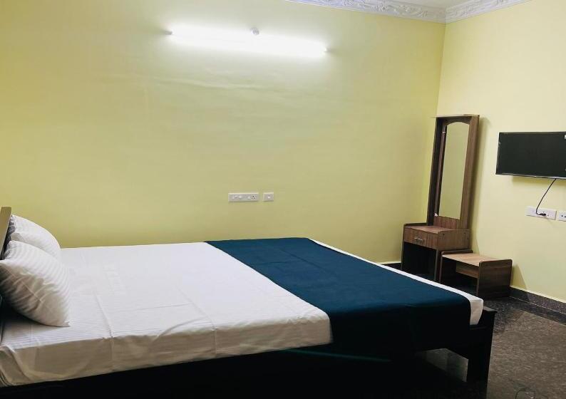 هتل Monisha Luxury Homestay