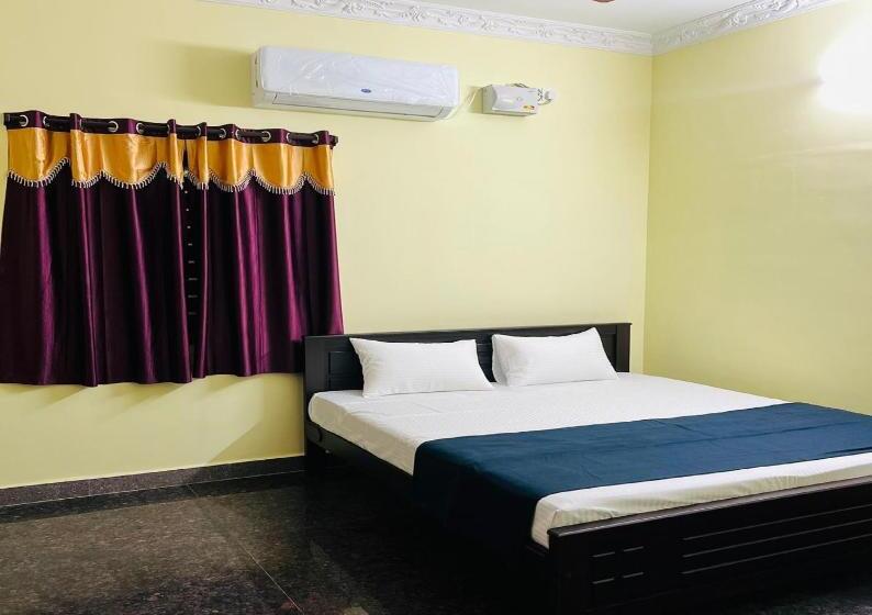 هتل Monisha Luxury Homestay