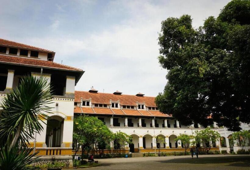 Weis Hotel Simpang Lima Semarang