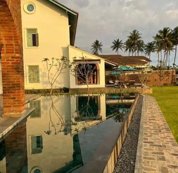 Hotelli Candella House