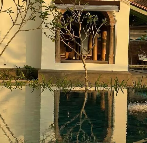 Hotelli Candella House