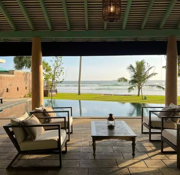 Hotelli Candella House