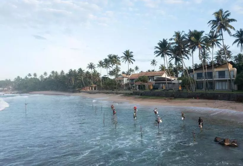 Hotelli Candella House