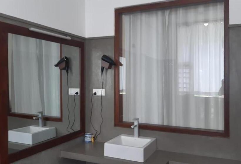 Отель Atteriya Hilltop