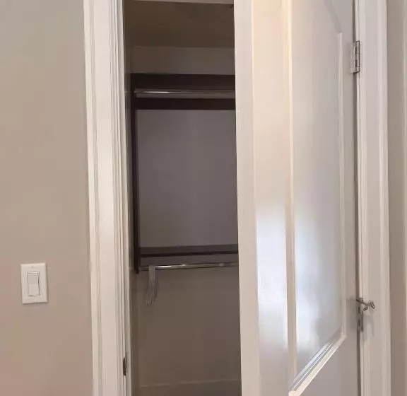 ペンション Comfy Private Room & Bath Near Skytrain Metrotown