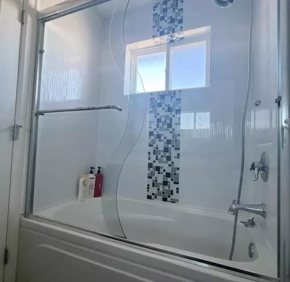 ペンション Comfy Private Room & Bath Near Skytrain Metrotown