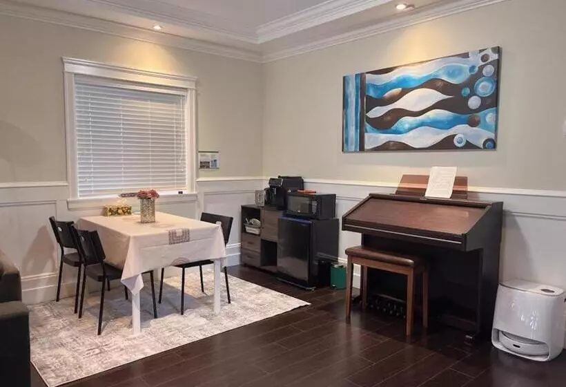 ペンション Comfy Private Room & Bath Near Skytrain Metrotown