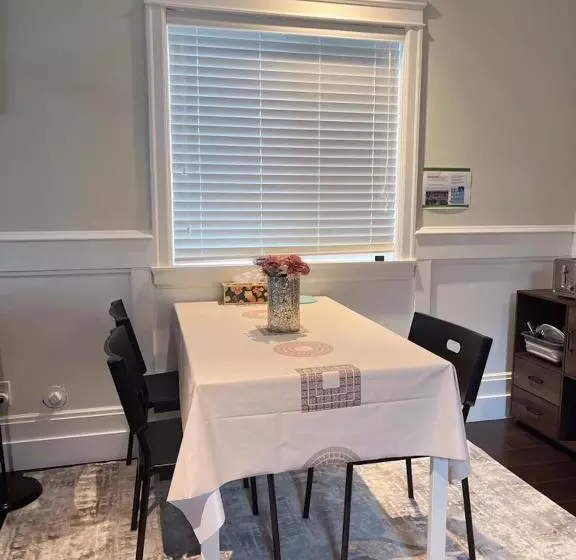 ペンション Comfy Private Room & Bath Near Skytrain Metrotown