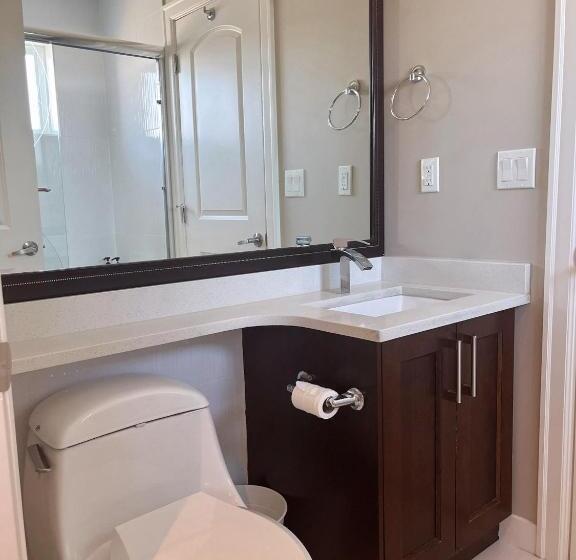 Pensionat Comfy Private Room & Bath Near Skytrain Metrotown