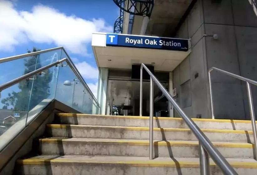 ペンション Comfy Private Room & Bath Near Skytrain Metrotown