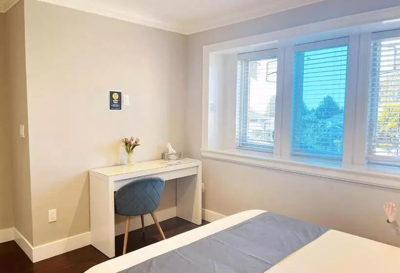 ペンション Comfy Private Room & Bath Near Skytrain Metrotown