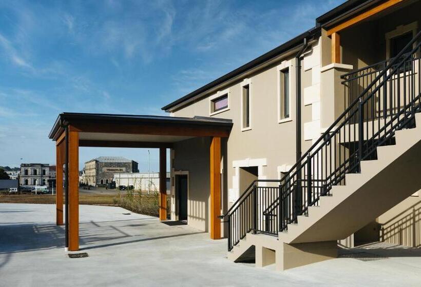 Отель Mariner Suites