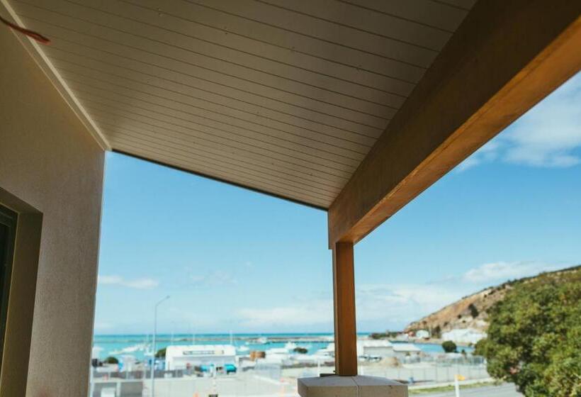 Отель Mariner Suites