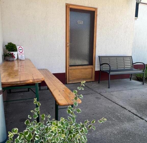 مبيت وإفطار Flamingó Szállás