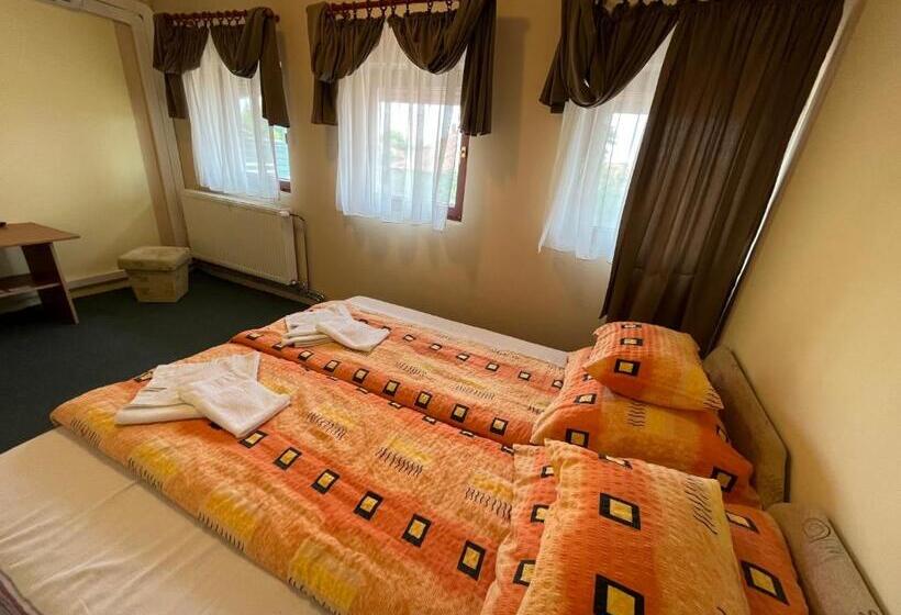 مبيت وإفطار Flamingó Szállás