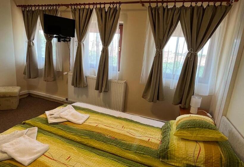 مبيت وإفطار Flamingó Szállás