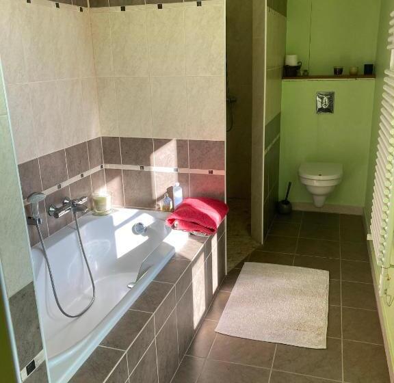 مبيت وإفطار Entre Bourgogne Et Morvan