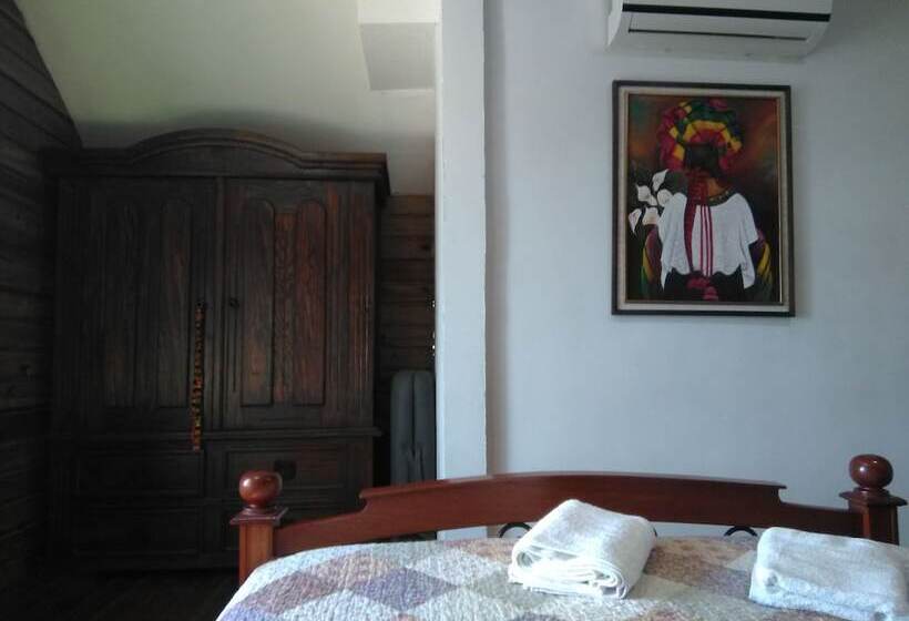 هتل Y Restaurante Casa Escondida