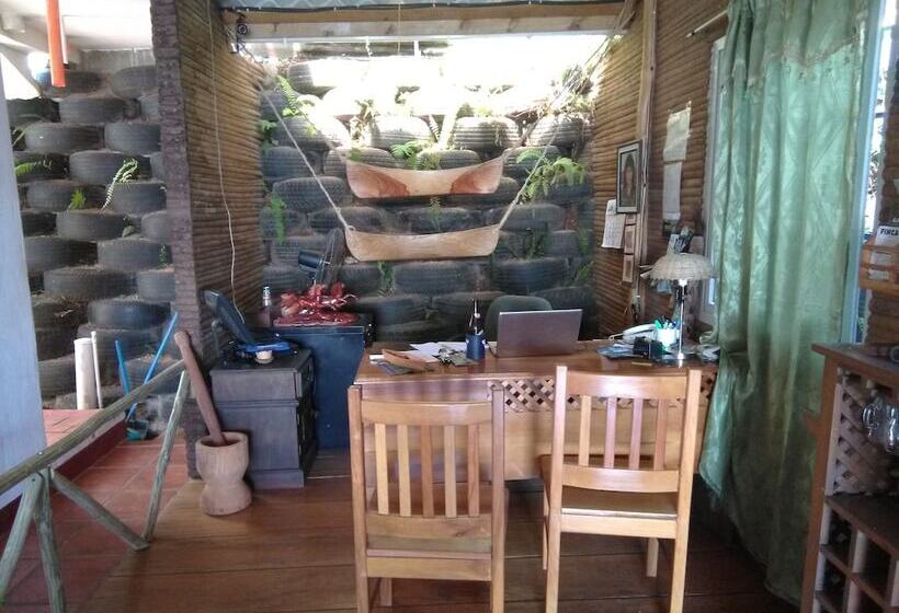 هتل Y Restaurante Casa Escondida