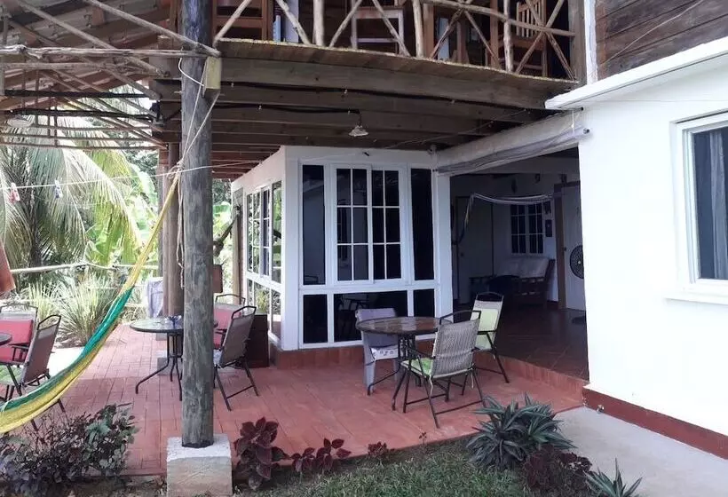 هتل Y Restaurante Casa Escondida