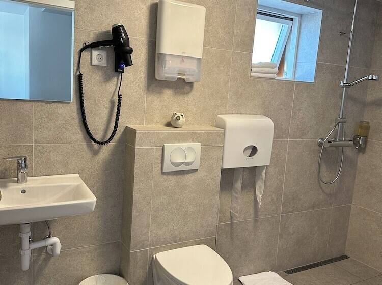 تختخواب و صبحانه Guesthouse Dyngja