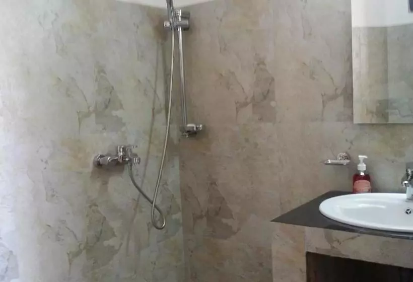 هتل Airport Beach Villa