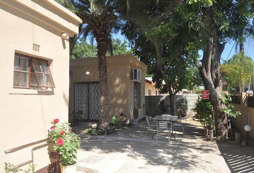 تختخواب و صبحانه Crown Guest Lodge