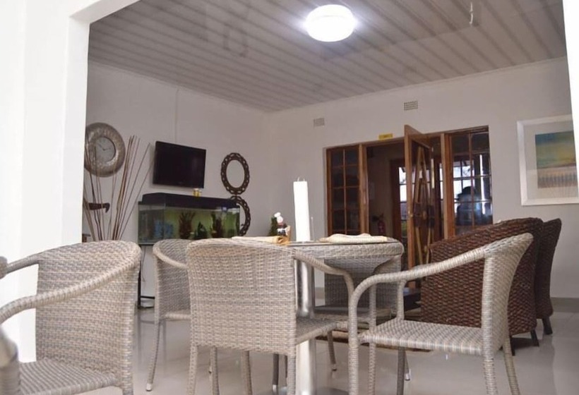 تختخواب و صبحانه Crown Guest Lodge