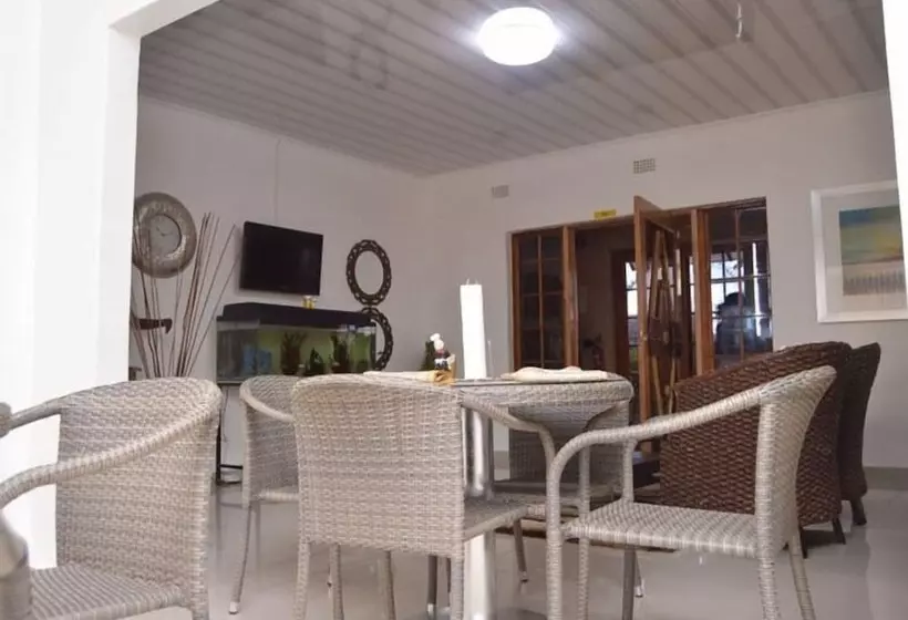 تختخواب و صبحانه Crown Guest Lodge