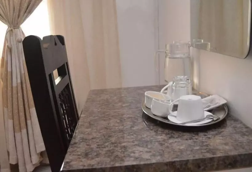 تختخواب و صبحانه Crown Guest Lodge
