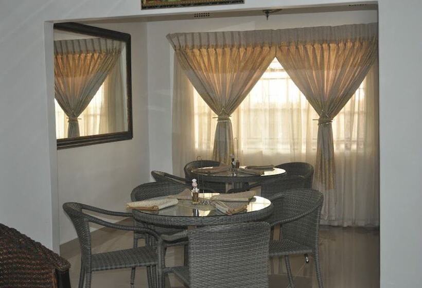 تختخواب و صبحانه Crown Guest Lodge