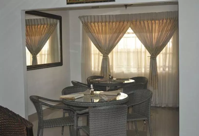 تختخواب و صبحانه Crown Guest Lodge