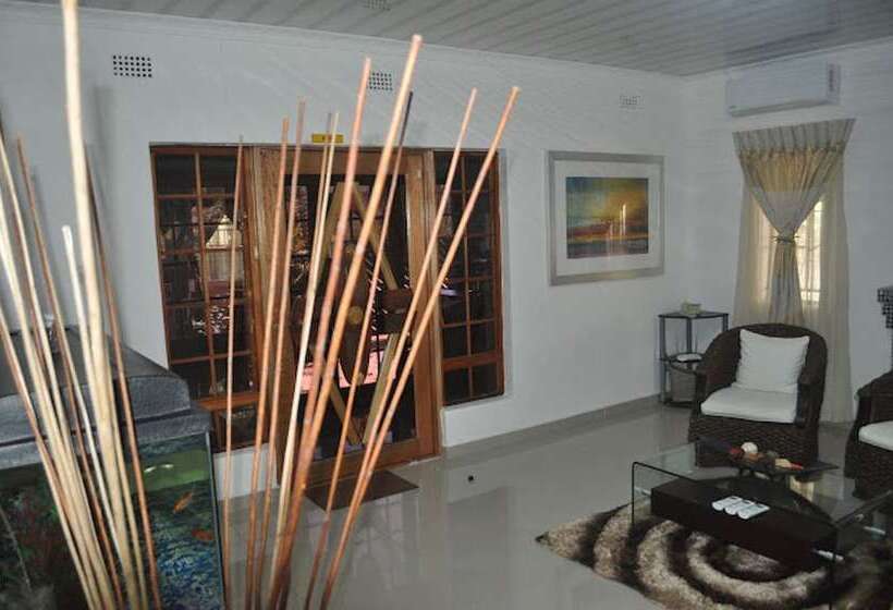 تختخواب و صبحانه Crown Guest Lodge