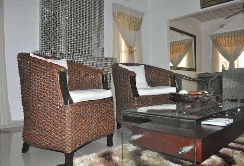 تختخواب و صبحانه Crown Guest Lodge