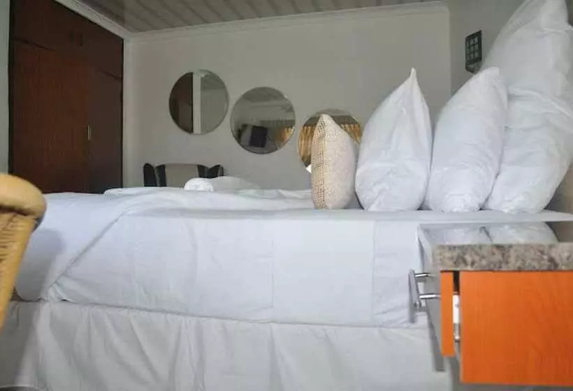تختخواب و صبحانه Crown Guest Lodge