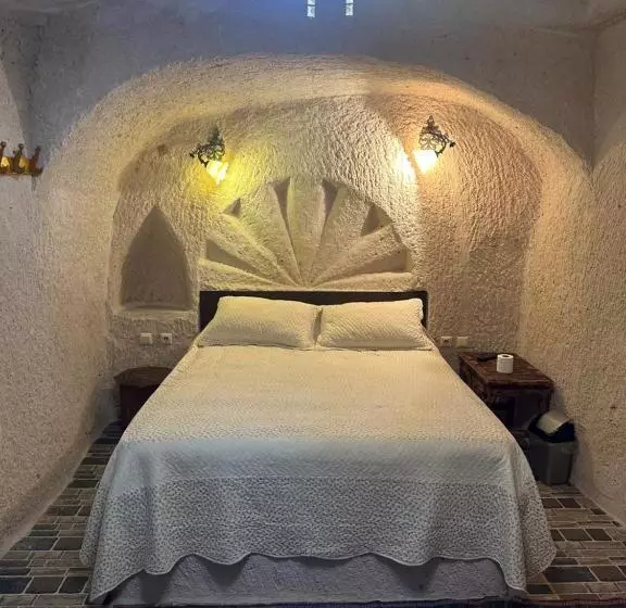 Hotel Aurora Cave